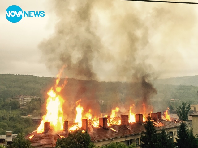 Блок се запали от светкавица