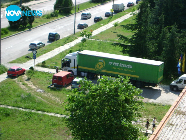 Автомобили в тревните площи