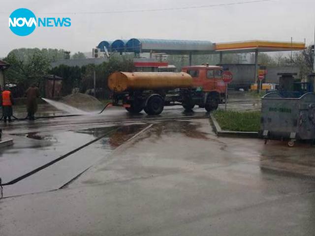 Миене на улиците в дъжд