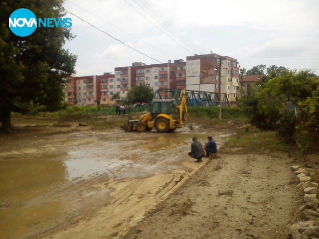 Почистване в Бяла Слатина след наводнението