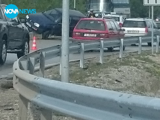 Кола върху мантинелата в Перник