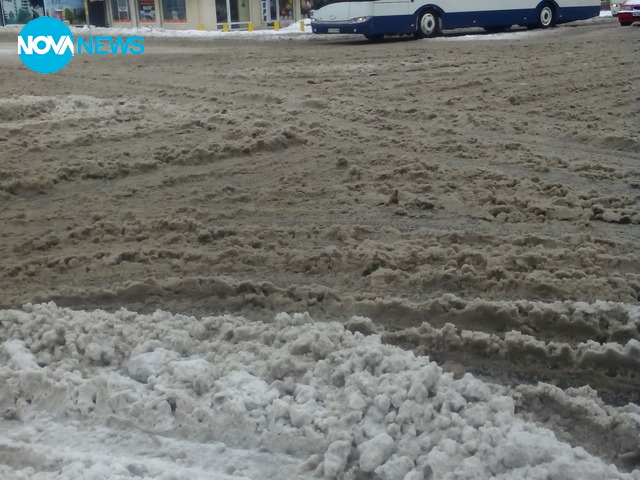 Това са улиците в Бургас - сняг и луга...