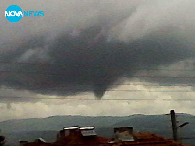 Нещо подобно на смерч край Долна баня