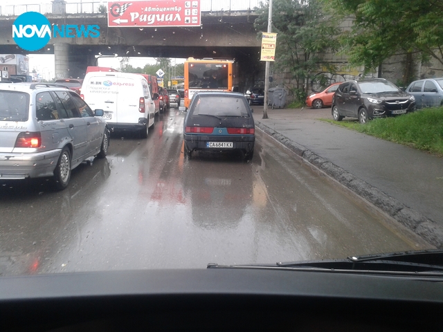 Бърз бизнесмен в бус лентата