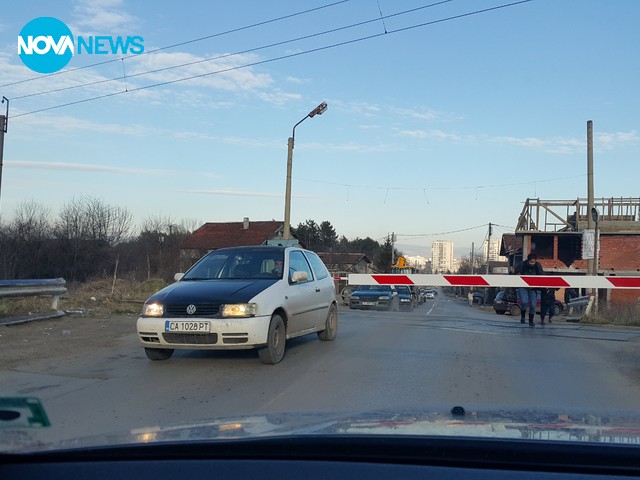 Как се преминава през жп прелез при спусната бариера