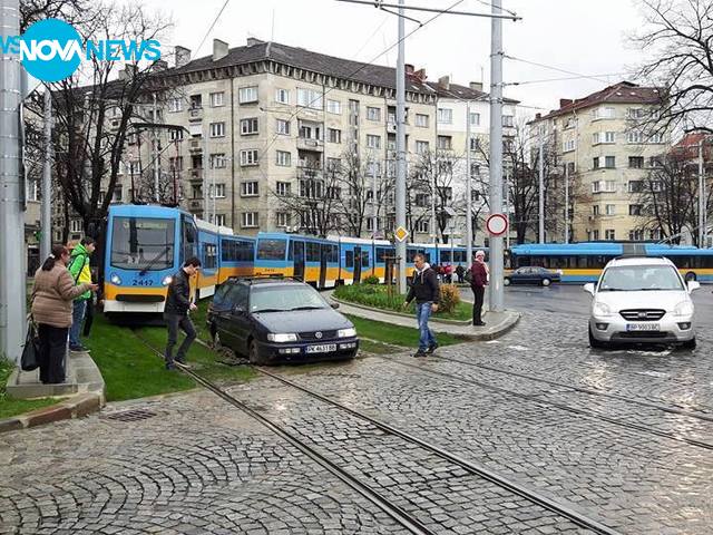 Кола в тревните площи на "Руски паметник"