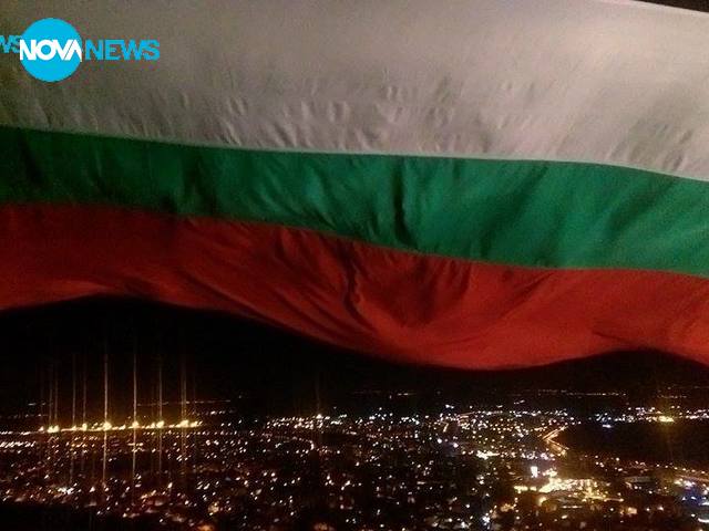 Нощна снимка от 30 метровото знаме над Сливен