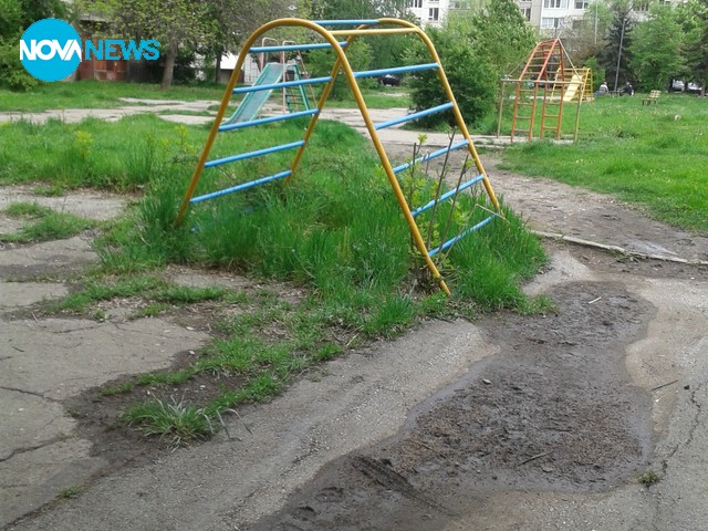 Лошо състояние на детска площадка и парк