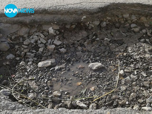 Дупка, увреждаща автомобили всеки ден