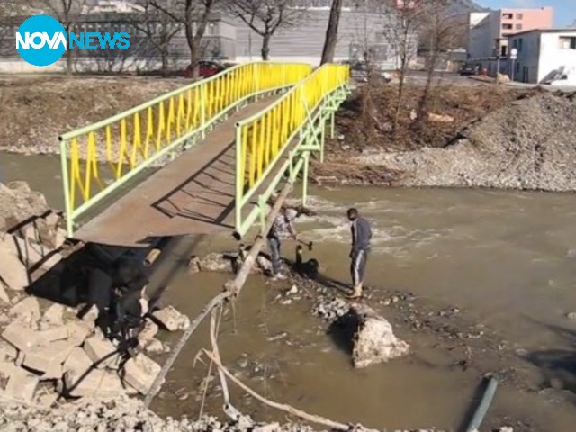 Цигани крадат част от мост