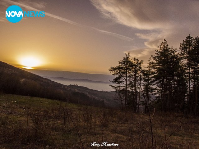 Пролетен залез в планината