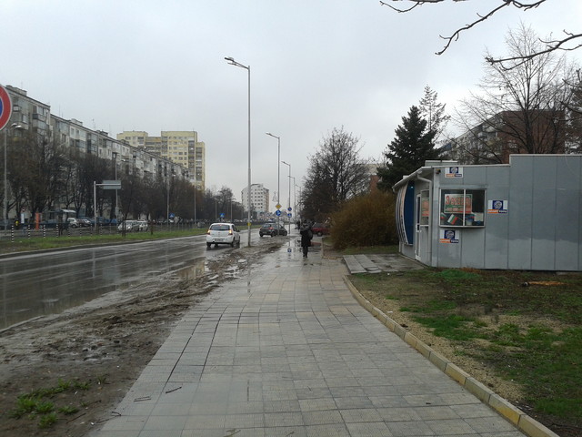 Разбит чисто нов тротоар на бул. "Сахаров" 4
