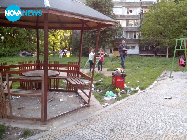 Площадката пред блока, в който живея