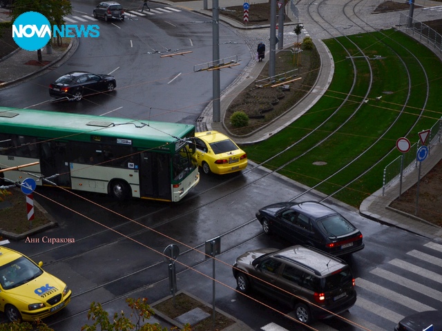 Автобус 260 мина в насрещното на "Руски паметник"