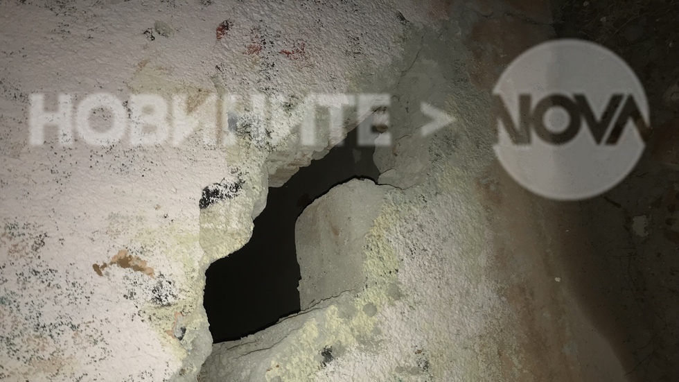 Огромна дупка в сградата на 121 СУ в София