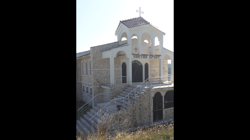Църквата "Светия кръст" в Белинташ