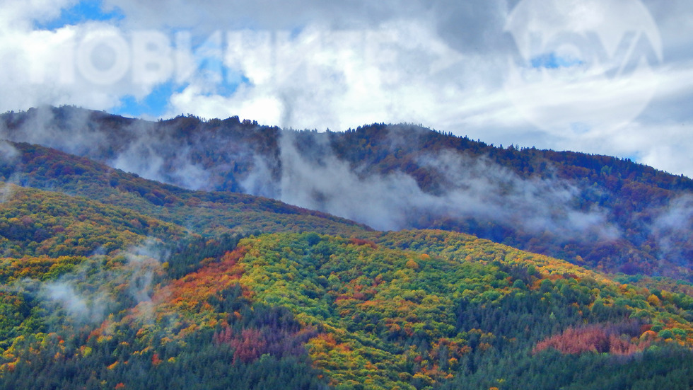 Есен, окъпана в дъжд, мъгла и облаци