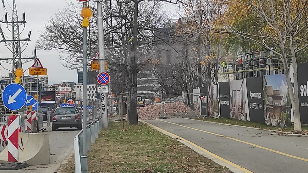 Строеж блокира тротоар и булевард в София
