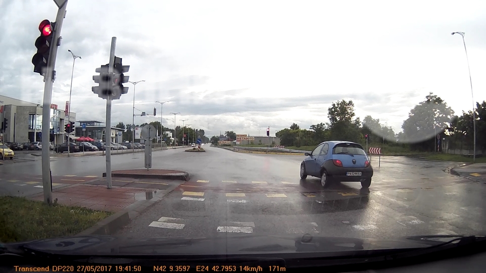Преминаване на червен сигнал на светофар