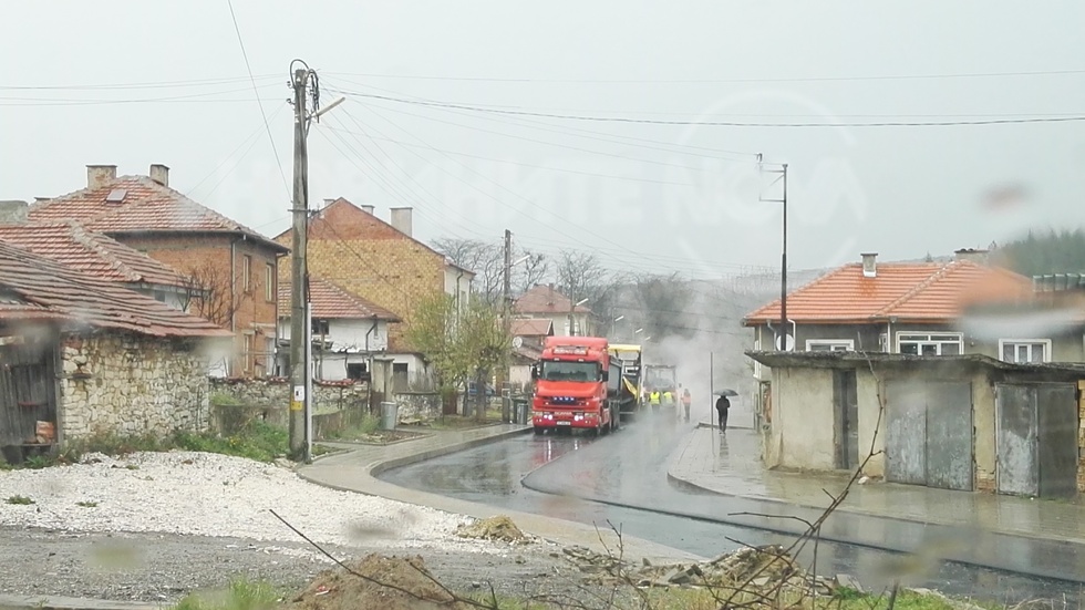 Асфалтиране в дъжд