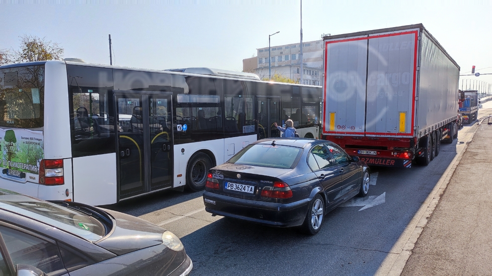 Градски автобус спира в средата на булевард в Пловдив