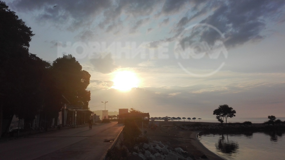 Слънцето изгрява