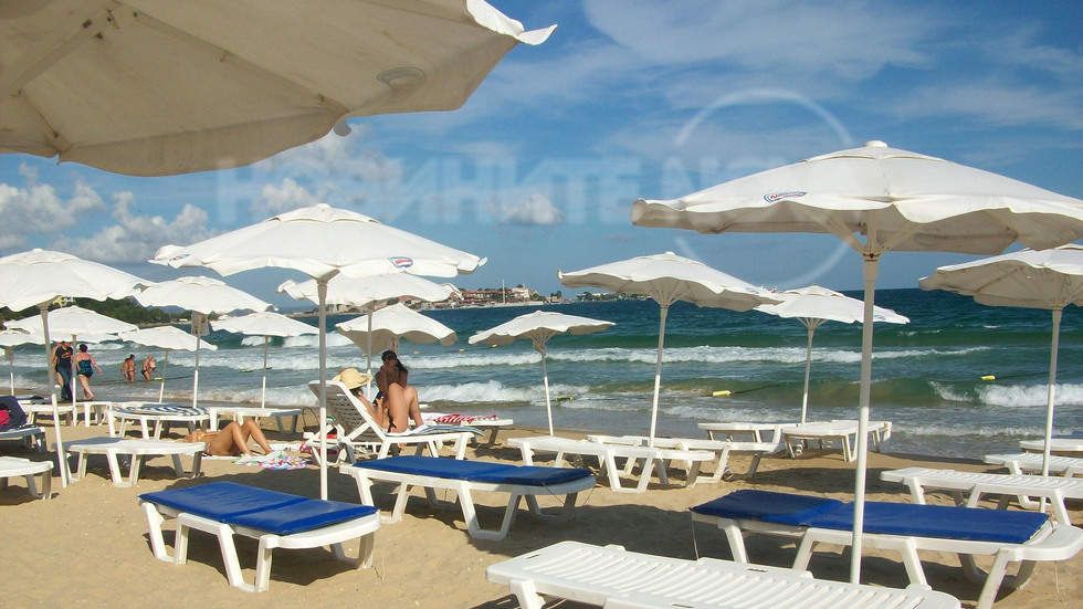 Септемврийският вятър полюшва чадърите