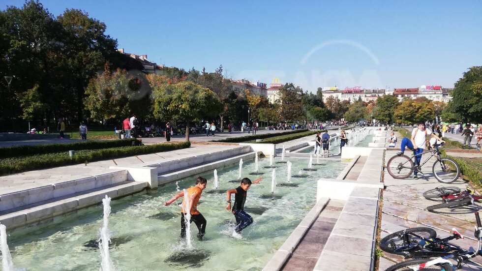 Деца се къпят пред НДК във фонтаните