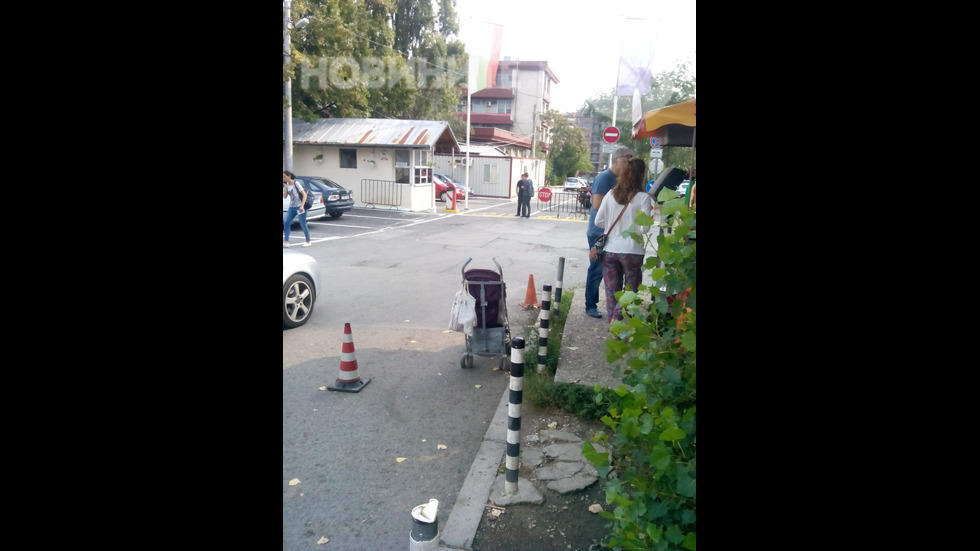 Знамената пред КАТ в ден на национален траур!