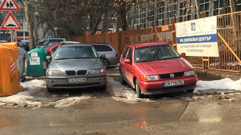 Тротоар в София, превърнат в паркинг