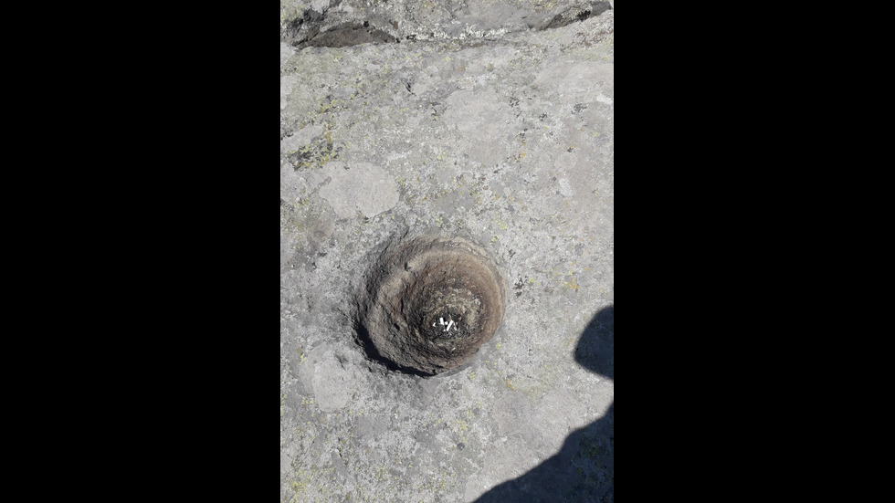 Дупките в скалите на Белинташ, превърнати в пепелници...