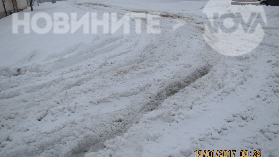 Непочистени улици от сняг в село Коларово, община Раднево (СНИМКИ)