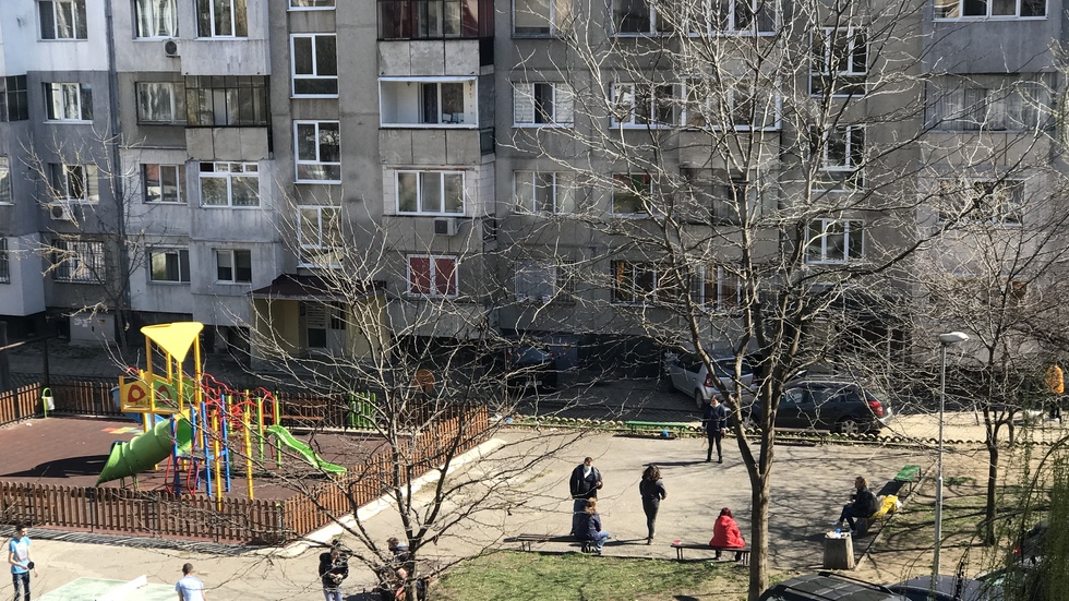 Струпване на хора в градинката пред бл. 20 в ж.к "Разсадника", София