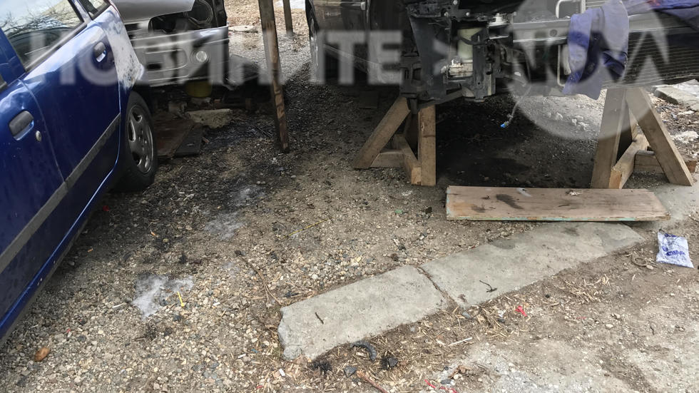 Разглобени автомобили в зелените площи