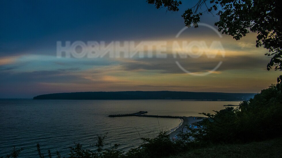 Оцветените облаци от морския залез над Варна