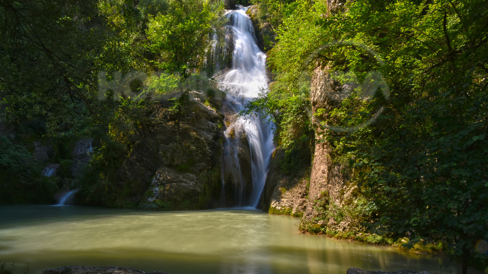 Лято край водопада