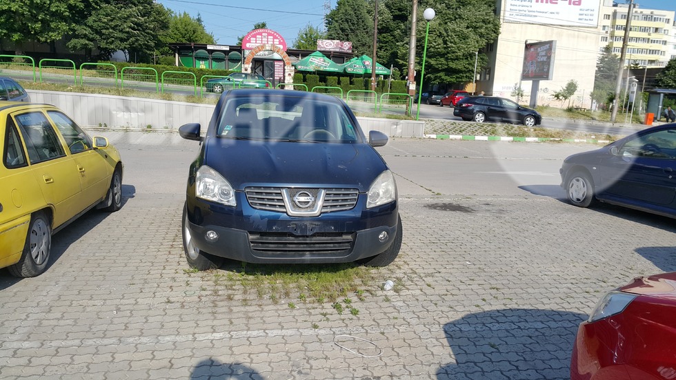 Изоставена кола на паркинг пред магазин