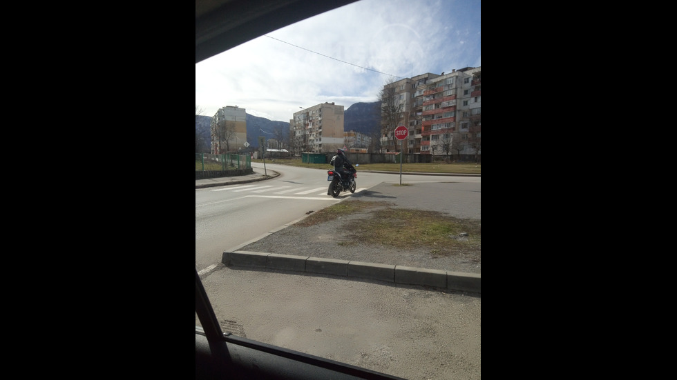 Нормално ли е да спреш на пешеходна пътека и да си гледаш в телефона?