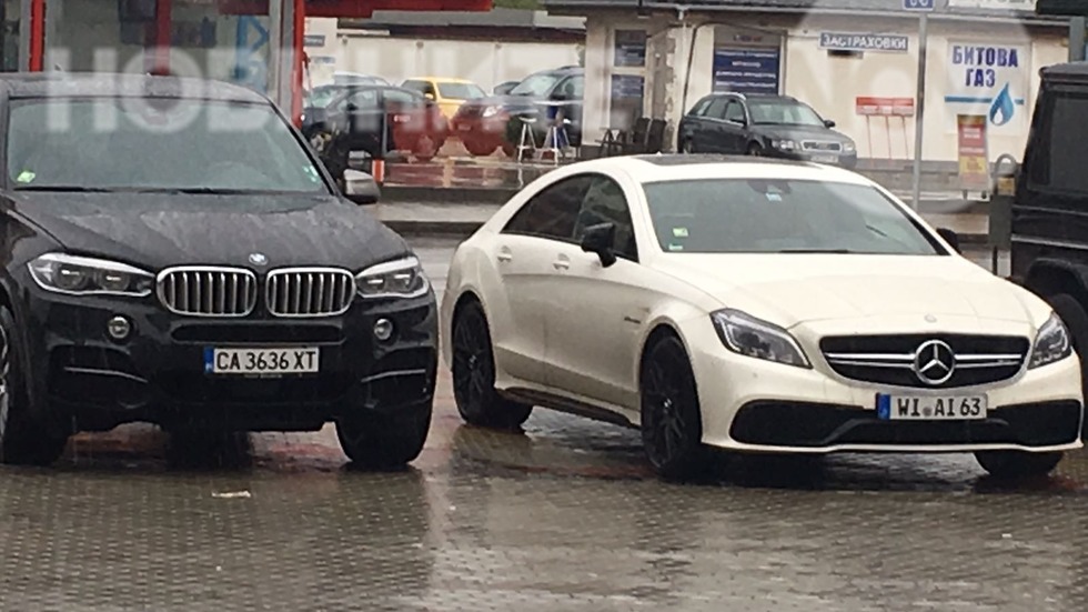 Паркиране пред мол в София