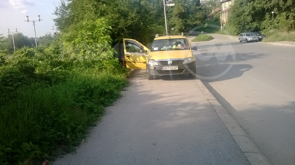 Такси на тротоара в Габрово