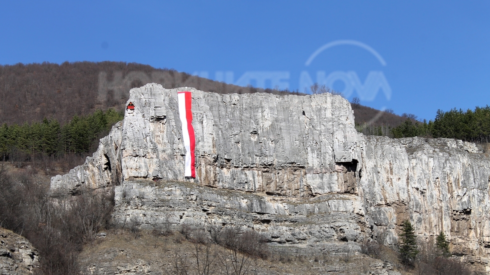 Спускане на 40-метрова мартеница от скалите срещу село Гара Лакатник