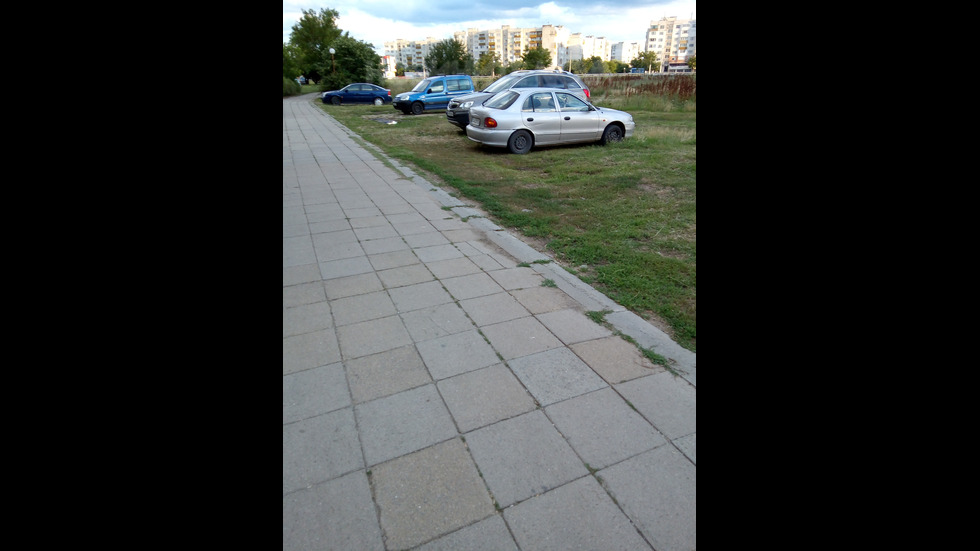 Паркиране на тревни площи и каране по пешеходна пътека, за да се излезе на шосето!