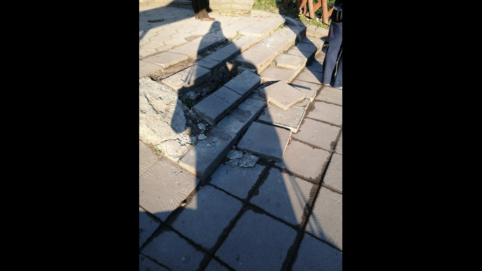Порутени стълби на спирка ул. "Костенски водопад"