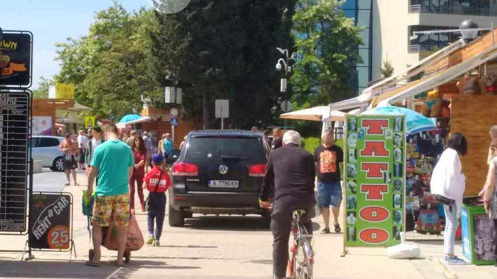 Кола на главата алея в Слънчев бряг