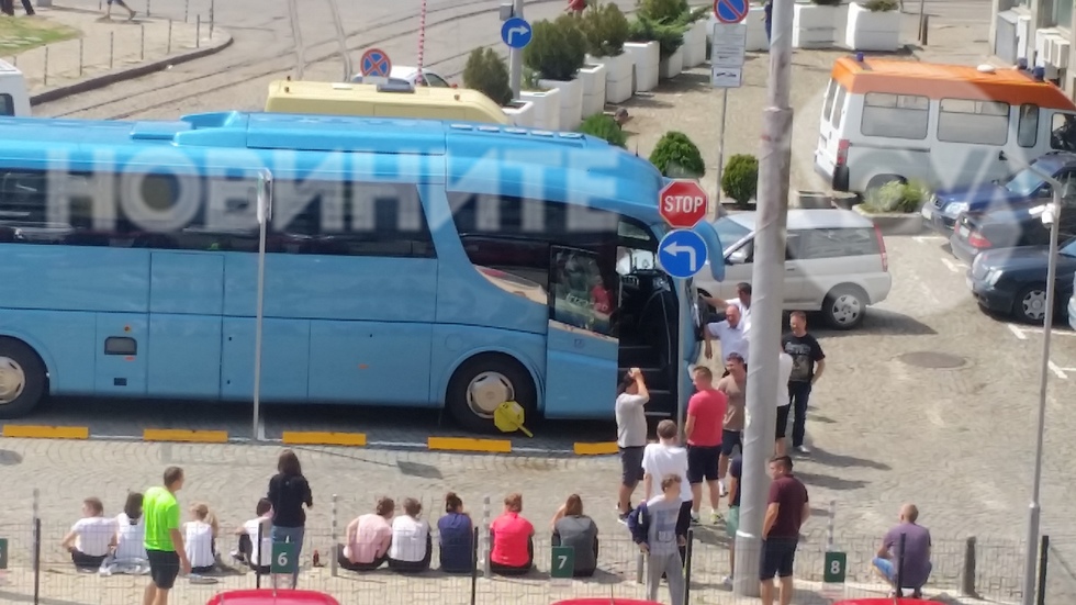 Скоби на автобус с ученици в София
