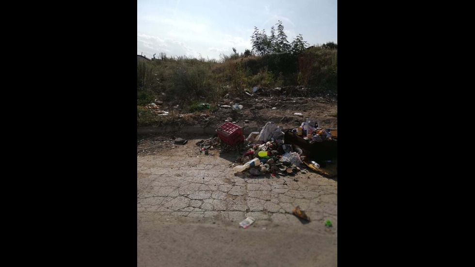 Непочистени отпадъци в град Варна