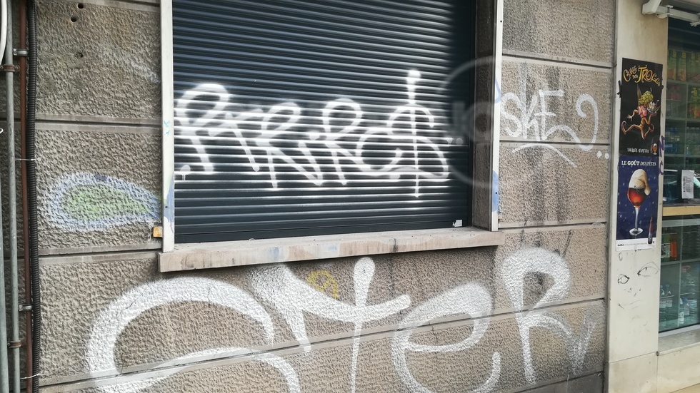 Драскане с графити по щори на прозорци