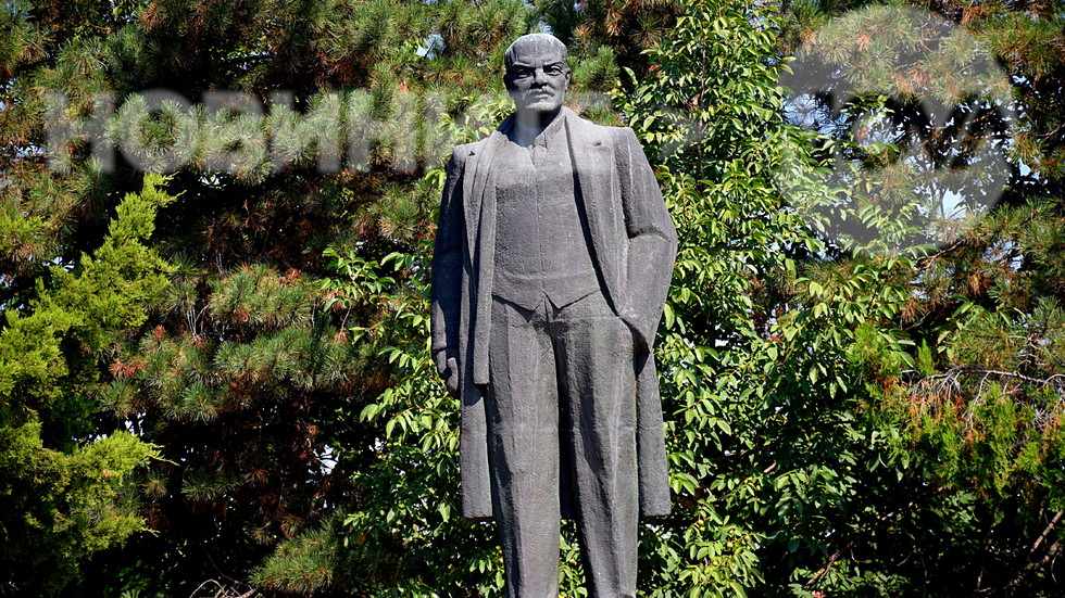 Единственият запазен паметник на Ленин в цял ръст в България!