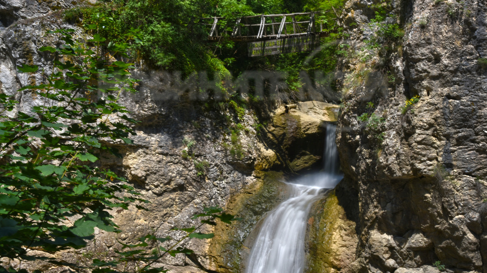 Лято край водопада