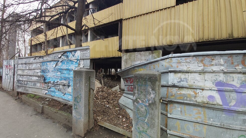 Опасна и необезопасена изоставена сграда в непосредствена близост до 21 СОУ "Христо Ботев"